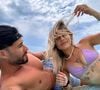 Sur son compte Instagram, Laury n’a pas manqué de surprendre sa communauté vendredi 8 août 2025, en postant une série de clichés sur une plage à Ramatuelle en très bonne compagnie.

Laury et Julien Backer sur une plage à Ramatuelle le 8 août 2025 © Instagram