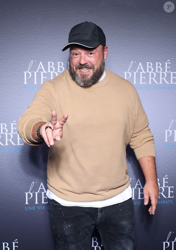 Alban Ivanov lors de l'avant-première du film "L'Abbé Pierre - Une vie de combats" au cinéma UGC Normandie à Paris le 10 octobre 2023. © Denis Guignebourg / Bestimage
