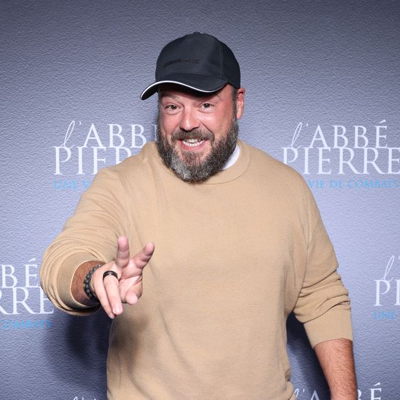 Alban Ivanov lors de l'avant-première du film "L'Abbé Pierre - Une vie de combats" au cinéma UGC Normandie à Paris le 10 octobre 2023. © Denis Guignebourg / Bestimage