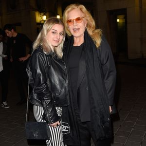 Darina Scotti-Vartan aime beaucoup suivre sa maman dans toutes ses aventures.

Sylvie Vartan avec sa fille Darina Scotti-Vartan à la générale de la pièce "La Vraie Vie" au théâtre Edouard 7 à Paris, le 18 septembre 2017.
© Guirec Coadic/Bestimage