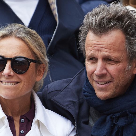 Notamment auprès de son mari Arthur Sadoun.

Anne-Sophie Lapix et son mari Arthur Sadoun dans les tribunes au même moment dans les tribunes des Internationaux de France de tennis de Roland Garros 2024 à Paris, France, le 2 juin 2024. © Jacovides-Moreau/Bestimage