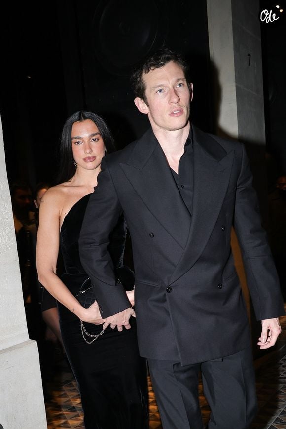 Fidèle à son statut d'icône de la mode, Dua Lipa a opté pour une création sur-mesure à couper le souffle. Sur sa vue de profil, on découvre une coupe sirène épousant ses Fidèle Fidèle à son statut d'icône de la mode, Dua Lipa a opté pour une création sur-mesure à couper le souffle. Sur sa vue de profil, on découvre une coupe sirène épousant ses courbes à la perfection.

Paris, FRANCE  - Pop star Dua Lipa and actor Callum Turner  celebrate their engagement at Costes with their loved ones during Fashion Week in Paris, France.



Pictured: Dua Lipa, Callum Turner