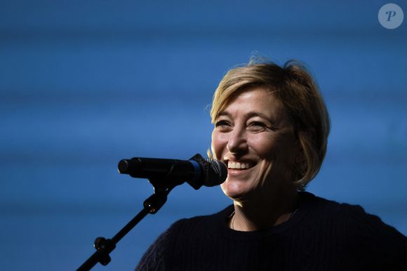 Elle explique : "Une bonne mère n'est pas une mère parfaite. L'enfant doit pouvoir critiquer ses parents. Une bonne mère est, avant tout, attentionnée"
Valeria Bruni-Tedeschi avant la projection du film L'attachement lors de la soirée d'inauguration de la 37ème edition du Festival Premiers Plans à Angers, France, le 18 janviers 2025. © Laetitia Notarianni/Bestimage