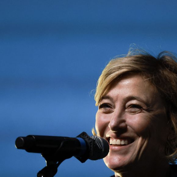 Elle explique : "Une bonne mère n'est pas une mère parfaite. L'enfant doit pouvoir critiquer ses parents. Une bonne mère est, avant tout, attentionnée"

Valeria Bruni-Tedeschi avant la projection du film L'attachement lors de la soirée d'inauguration de la 37ème edition du Festival Premiers Plans à Angers, France, le 18 janviers 2025. © Laetitia Notarianni/Bestimage