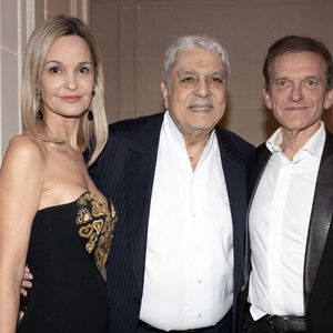 Marie Saldmann, Enrico Macias et le Docteur Frédéric Saldmann assistent au Gala des Stethos d'or 2024 à l'Hôtel George V, le 18 mars 2024 à Paris, France. Photo par David NIVIERE/ABACAPRESS.COM