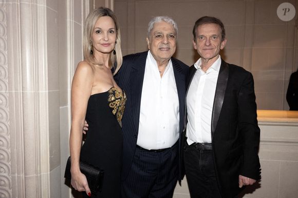 Marie Saldmann, Enrico Macias et le Docteur Frédéric Saldmann assistent au Gala des Stethos d'or 2024 à l'Hôtel George V, le 18 mars 2024 à Paris, France. Photo par David NIVIERE/ABACAPRESS.COM