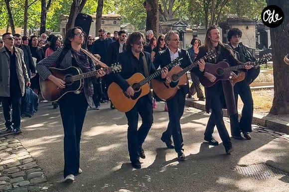 Raoul Chichin (2ème en partant de la droite) joue de la guitare à son arrivée pour les obsèques de sa mère Catherine Ringer, la chanteuse des Rita Mitsouko, au cimetière de Montmartre, dans le 18ème arrondissement de Paris, France, le 19 septembre 2026. © Bestimage