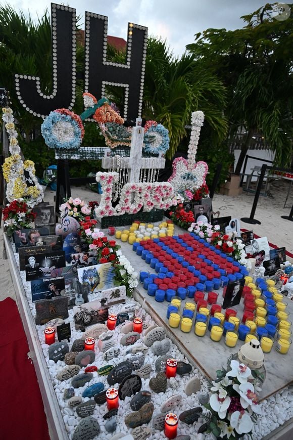 Exclusif -Hommage pour le huitième anniversaire de la mort de Johnny Hallyday au cimetière de Lorient sur l'île de Saint-Barthélemy, Antilles françaises, France, le 5 décembre 2025. © Xavier Merchet-Thau/Bestimage