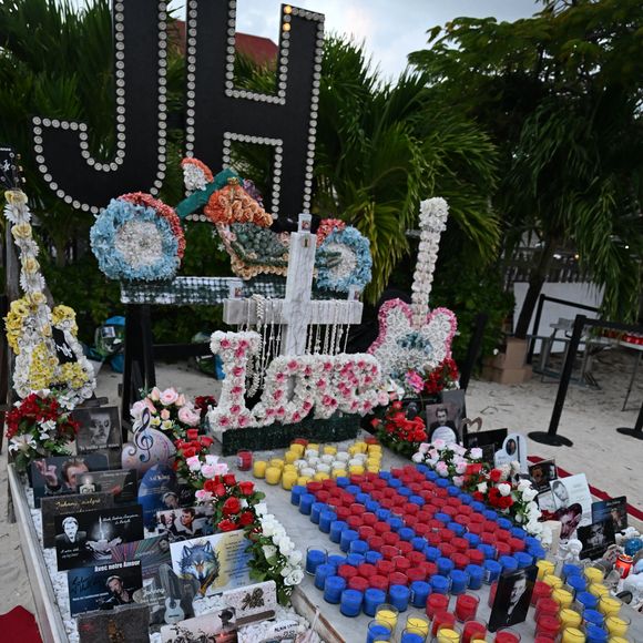 Exclusif -Hommage pour le huitième anniversaire de la mort de Johnny Hallyday au cimetière de Lorient sur l'île de Saint-Barthélemy, Antilles françaises, France, le 5 décembre 2025. © Xavier Merchet-Thau/Bestimage