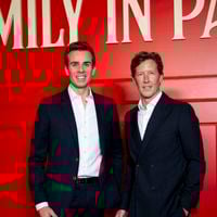 Jean-Baptiste Marteau s’affiche avec son compagnon et Michèle Laroque dans une tenue effet métal ultra tendance pour le tapis rouge de l’avant-première de la saison 5 d’Emily In Paris