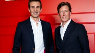 Jean-Baptiste Marteau s’affiche avec son compagnon et Michèle Laroque dans une tenue effet métal ultra tendance pour le tapis rouge de l’avant-première de la saison 5 d’Emily In Paris