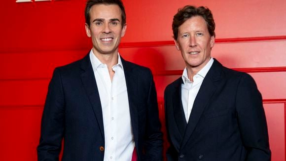 Jean-Baptiste Marteau s’affiche avec son compagnon et Michèle Laroque dans une tenue effet métal ultra tendance pour le tapis rouge de l’avant-première de la saison 5 d’Emily In Paris