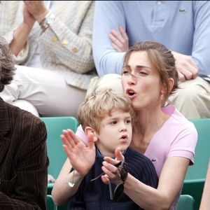 L'actrice française Julie Gayet, son mari Santiago Amigorena et son fils photographiés lors d'un match des Internationaux de France 2004 à Roland Garros à Paris-France le lundi 31 mai 2004. Photo Gorassini-Zabulon/ABACA.