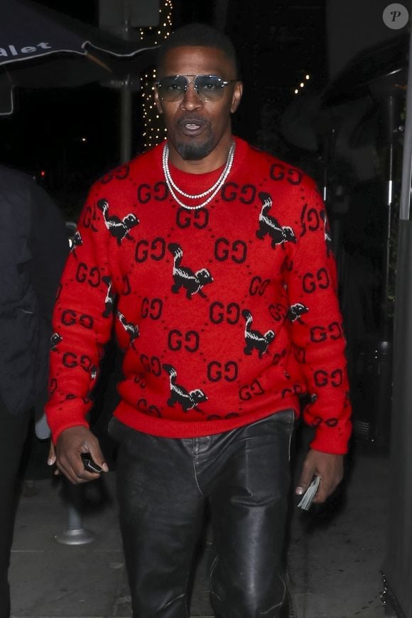 Los Angeles, CA - EXCLUSIF - Jamie Foxx quitte Crustacean à Beverly Hills vêtu d'un pull rouge Gucci frappant associé à un pantalon en cuir noir, des chaussures brillantes et des accessoires élégants.



Sur la photo : Jamie Foxx