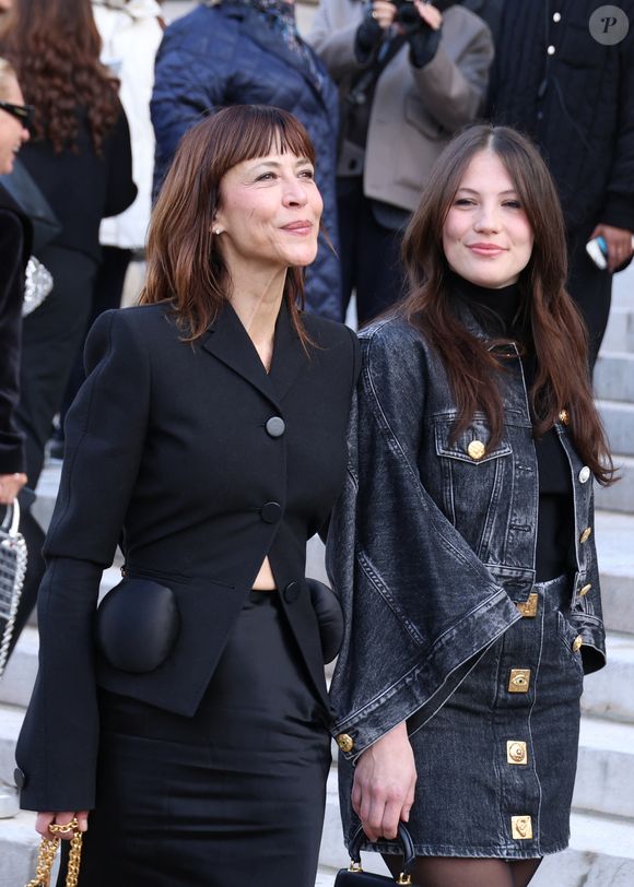 Avec Jim Lemley, elle a eu sa fille Juliette

Sophie Marceau et sa fille Juliette Lemley au défilé Schiaparelli "Collection Haute Couture Printemps/Eté 2026" lors de la Fashion Week de Paris, le 26 janvier 2026. © Denis Guignebourg / Bestimage