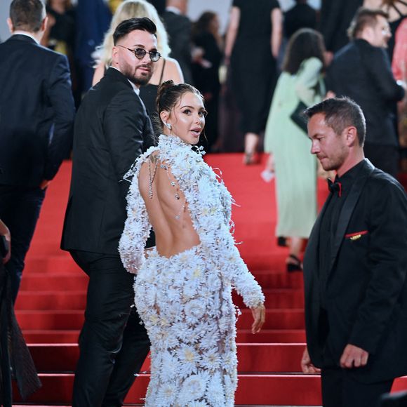 Nabilla Benattia et Thomas Vergara assistent à la projection de Stars At Noon lors de la 75ème édition du festival de Cannes au Palais des Festivals le 25 mai 2022 à Cannes, France Photo par Franck Castel/ABACAPRESS.COM