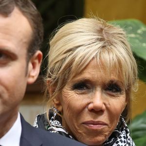 Emmanuel et Brigitte Macron - Aprés avoir été accueillis par le Président de la République du Sénégal, Macky Sall et son épouse Marène Sall sur l'aéroport de Saint-Louis, le Président de la République française, Emmanuel Macron accompagné de son épouse Brigitte Macron ont participé à un bain de foule dans les rues de la ville. 
Ils se sont, ensuite, rendus sur la Langue de Barbarie, touchée par l'érosion côtière avant d'aller sur la place Faidherbe pour une allocution des deux chefs d'états.
Avant de quitter Saint-Louis, le couple présidentiel est allé à la rencontre des élèves d'une école à l'occasion du lancement symbolique d'un concours sur les cent ans de l'Aéropostale. Saint-Louis, Sénégal le le 3 Février 2018. © Dominique Jacovides/Bestimage