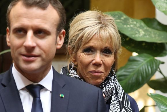 Emmanuel et Brigitte Macron - Aprés avoir été accueillis par le Président de la République du Sénégal, Macky Sall et son épouse Marène Sall sur l'aéroport de Saint-Louis, le Président de la République française, Emmanuel Macron accompagné de son épouse Brigitte Macron ont participé à un bain de foule dans les rues de la ville. 
Ils se sont, ensuite, rendus sur la Langue de Barbarie, touchée par l'érosion côtière avant d'aller sur la place Faidherbe pour une allocution des deux chefs d'états.
Avant de quitter Saint-Louis, le couple présidentiel est allé à la rencontre des élèves d'une école à l'occasion du lancement symbolique d'un concours sur les cent ans de l'Aéropostale. Saint-Louis, Sénégal le le 3 Février 2018. © Dominique Jacovides/Bestimage
