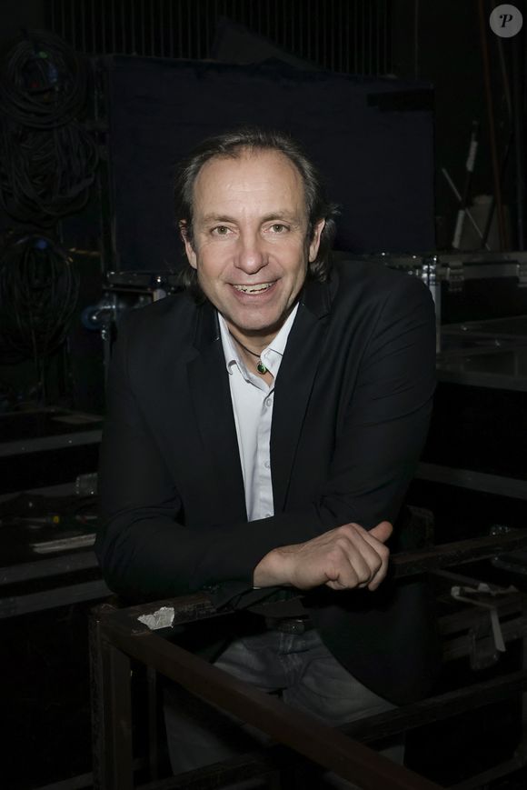 Exclusif - Philippe Candeloro pose en backstage avant la représentation de la pièce " Ça patine à Tokyo " avec N.Montfort au théatre de Longjumeau, France, le 31 janvier 2025. © Jack Tribeca/Bestimage