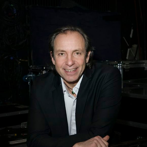 Exclusif - Philippe Candeloro pose en backstage avant la représentation de la pièce " Ça patine à Tokyo " avec N.Montfort au théatre de Longjumeau, France, le 31 janvier 2025. © Jack Tribeca/Bestimage