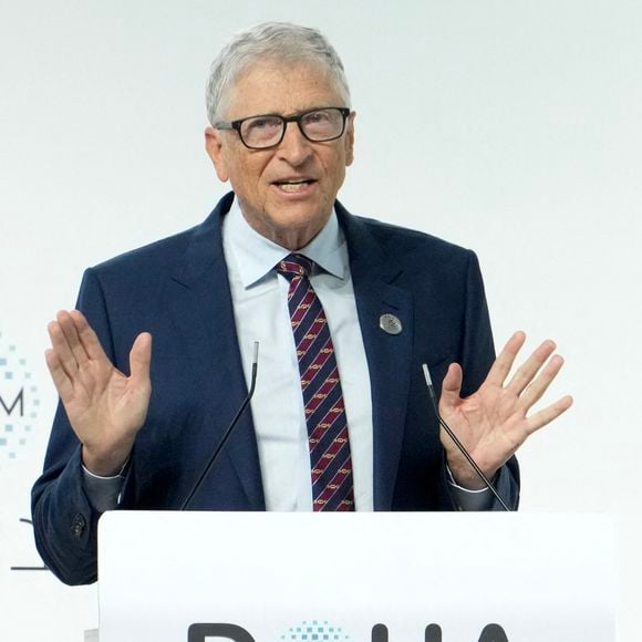 Le fondateur de Microsoft Bill Gates possède lui-aussi l'un des biens immobiliers les plus chers et étonnants au monde...

Bill Gates s'adresse au public lors de l'ouverture du Forum de Doha au Qatar le 6 décembre 2025. Photo Balkis Press/Abaca