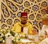 Invisible pour les habitants, la présence du souverain se manifeste par une sécurité renforcée, un personnel fidèle… et parfois du couscous partagé.

Le président français Emmanuel Macron (G), le roi du Maroc Mohammed VI (C) et l'épouse du président français Brigitte Macron assistent à un dîner d'État au Palais royal de Rabat, le 29 octobre 2024, dans le cadre d'une visite d'État de trois jours du président français au Maroc. © Ludovic Marin/Pool/Bestimage