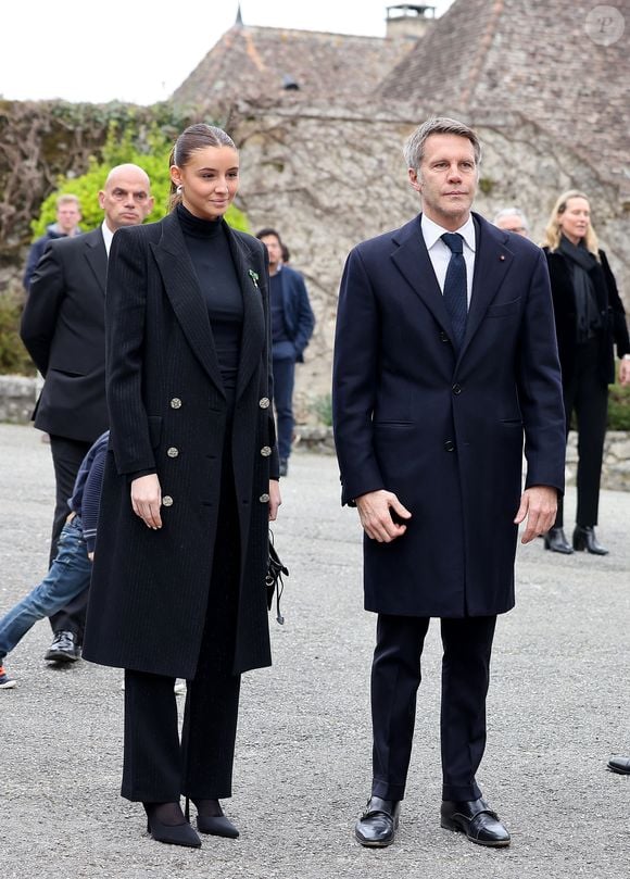 Devenu maman de Vittoria puis de Luisa, Clotilde Courau a révélé aux journalistes du magazine "Paris Capitale" en 2014 qu'elle avait vécu des années compliquées après son union avec le prince.

Exclusif - Vittoria de Savoie et son pére Emmanuel-Philibert de Savoie - La famille de Savoie s'est retrouvée à l'abbaye de Hautecombe lors d'une messe pour célébrer les 40 ans de la disparition du dernier roi régnant d'Italie, Humbert II de Savoie à Saint-Pierre-de-Curtille, le 18 Mars 2023. Ce fût l'occasion pour Vittoria de Savoie, princesse de Carignan et marquise d'Ivrée, fille ainée d'Emmanuel-Philibert de Savoie et de Clotilde Courau, d'honorer sa première sortie officielle. © Dominique Jacovides/Bestimage