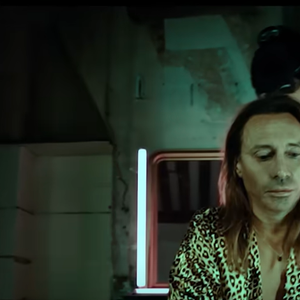 Un changement tel que bon nombre d'internautes ont confié leur choc devant la métamorphose de l'artiste.

Bob Sinclar dans son nouveau clip, "Take It Easy On Me", avec Michael Ekow.