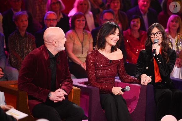 Exclusif - Frank Leboeuf, son épouse Chrislaure Nollet et sa belle-fille Djéane Nollet lors de l'enregistrement de l'émission "Famille je vous aime" présentée par M.Drucker et qui sera diffusée le 29 décembre sur France 3, au studio Rive gauche, à Paris, France, le 2 décembre 2025. © Gaffiot-Perusseau/Bestimage