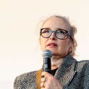 Le visage grave, lunettes sur le nez, Julie Delpy a détaillé cet enfer dans une nouvelle vidéo postée au cours du week-end : les nuisances commencent à 7 heures du matin tapantes, et ce, même lors des jours fériés.

Julie Delpy - Photocall du film "Les Barbares" lors du 30ème festival du film francophone, Cinemania, à Montréal. Le 16 novembre 2024
© Sylvain Lefevre / Bestimage