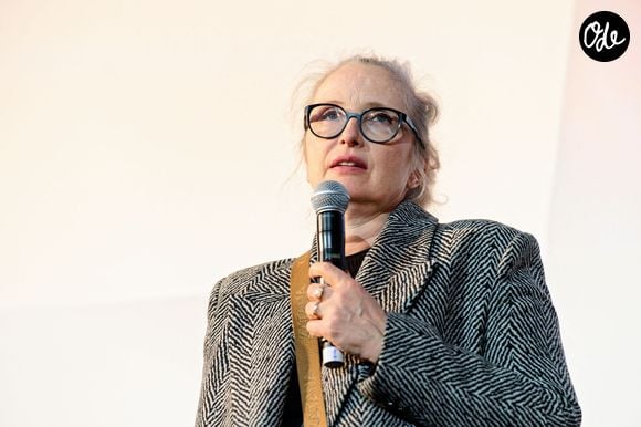 Le visage grave, lunettes sur le nez, Julie Delpy a détaillé cet enfer dans une nouvelle vidéo postée au cours du week-end : les nuisances commencent à 7 heures du matin tapantes, et ce, même lors des jours fériés.

Julie Delpy - Photocall du film "Les Barbares" lors du 30ème festival du film francophone, Cinemania, à Montréal. Le 16 novembre 2024
© Sylvain Lefevre / Bestimage