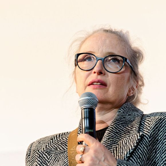 Le visage grave, lunettes sur le nez, Julie Delpy a détaillé cet enfer dans une nouvelle vidéo postée au cours du week-end : les nuisances commencent à 7 heures du matin tapantes, et ce, même lors des jours fériés.

Julie Delpy - Photocall du film "Les Barbares" lors du 30ème festival du film francophone, Cinemania, à Montréal. Le 16 novembre 2024
© Sylvain Lefevre / Bestimage