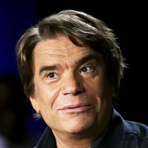 Les finitions de cette maison de rêve sont particulièrement luxueuses : dans "Le Parisien", on apprend que les bords d'une baignoire sont ornés de marbre, et qu'il y a un parking souterrain, accessible par une dalle extérieure bien pratique.

Portrait de Bernard Tapie. Le 27 juin 2005 (Archives). © Cédric Perrin / Bestimage