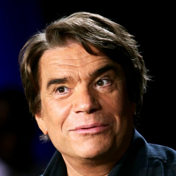 Les finitions de cette maison de rêve sont particulièrement luxueuses : dans "Le Parisien", on apprend que les bords d'une baignoire sont ornés de marbre, et qu'il y a un parking souterrain, accessible par une dalle extérieure bien pratique.

Portrait de Bernard Tapie. Le 27 juin 2005 (Archives). © Cédric Perrin / Bestimage