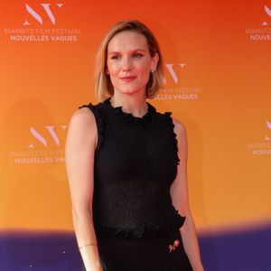 L'actrice et Maitresse de Cérémonie Ana Girardot - Cérémonie d'ouverture du 3ème Festival International du Film "Nouvelles Vagues" de Biarritz le 24 juin 2025. © Jean-Marc Lhomer/Bestimage