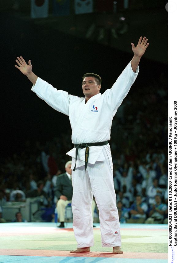 Celui qui fût l'un des meilleurs judokas au monde a raccroché des tatamis pour se reconvertir dans le milieu des affaires...

David Douillet lors du Judo Tournoi Olympique + 100 kilos aux Jeux Olympiques de Sydney en septembre 2000. Crédit Alain Mounic / Panoramic / Bestimage