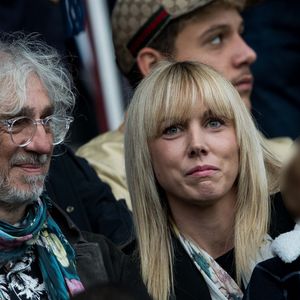 Louis Bertignac avec sa femme Julie Delafosse et leur fils Jack dans les tribunes lors du match de Ligue 1 "PSG - Angers (4-0)" au Parc des Princes à Paris, le 5 octobre 2019.
© Cyril Moreau/Bestimage