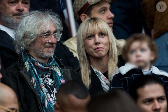 Louis Bertignac avec sa femme Julie Delafosse et leur fils Jack dans les tribunes lors du match de Ligue 1 "PSG - Angers (4-0)" au Parc des Princes à Paris, le 5 octobre 2019.
© Cyril Moreau/Bestimage