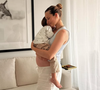 Le 4 avril dernier, la jeune femme a alors dévoilé un émouvant cliché sur lequel on peut voir son joli ventre rond, et son fils Harrison, qu'elle love dans ses bras.

Ilona Smet, enceinte, avec son premier fils dans les bras.