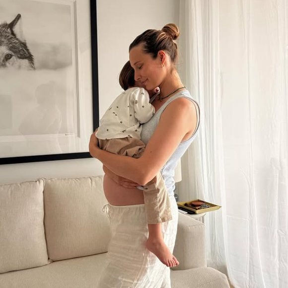 Le 4 avril dernier, la jeune femme a alors dévoilé un émouvant cliché sur lequel on peut voir son joli ventre rond, et son fils Harrison, qu'elle love dans ses bras.

Ilona Smet, enceinte, avec son premier fils dans les bras.