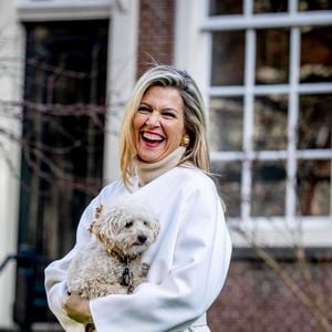 La reine Maxima et le chien Mambo lors de la séance photo d'automne de la famille royale néerlandaise au Béguinage d'Amsterdam, Pays-Bas, le 29 novembre 2024. © Dana Press/Bestimage