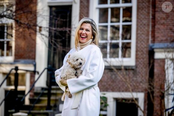 La reine Maxima et le chien Mambo lors de la séance photo d'automne de la famille royale néerlandaise au Béguinage d'Amsterdam, Pays-Bas, le 29 novembre 2024. © Dana Press/Bestimage