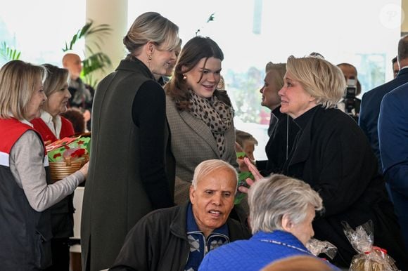 Le prince Albert II de Monaco, sa femme la princesse Charlene et Camille Gottlieb ont remis les traditionnels colis de Noël aux aînés monégasques dans la meeting room du Yacht Club de Monaco dans le cadre de festivités de fin d'année de la Principauté de Monaco, le 12 décembre 2024. © Bruno Bebert/Pool Monaco/Bestimage