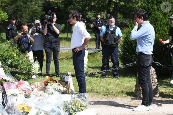 Anthony Delon et son demi-frère Alain-Fabien découvrent les hommages devant les grilles de la propriété de Douchy, quelques heures avant les obsèques de leur père, A.Delon, le 24 août 2024. Décédé le 18 août 2024, l'acteur a rendu son dernier souffle, entouré des siens dans sa propriété de Douchy, où il sera inhumé, le 24 août 2024 vers 17 heures dans une chapelle, construite il y a une vingtaine d'années.