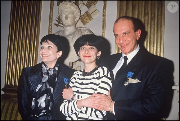 "Fille de Roland Petit, chorégraphe de renommée internationale, et de Zizi Jeanmaire, grande dame du music-hall, Valentine était elle-même une artiste passionnée, vivant intensément avec la musique et les vers qu'elle écrivait".

Archives : Zizi jeanmaire, Roland Petit et leur fille Valentine Petit en 1998, reçoivent la médaille d'ordre national du mérite @DOMINIQUE JACOVIDES / BESTIMAGE