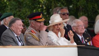 De retour auprès de Charles III, la reine Camilla essuie ses yeux embués : Kate et William manquent à l'appel mais…