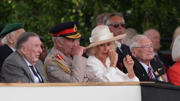 De retour auprès de Charles III, la reine Camilla essuie ses yeux embués : Kate et William manquent à l'appel mais…