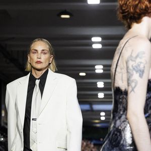 Sharon Stone a clôturé le défilé en beauté dans un style sobre mais rebelle.

Sharon Stone lors du défilé Vêtements printemps-été 2027 dans le cadre de la Fashion Week masculine de Paris en juin 2026 - Paris, France, le 26/06/2026