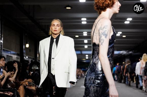 Sharon Stone a clôturé le défilé en beauté dans un style sobre mais rebelle.

Sharon Stone lors du défilé Vêtements printemps-été 2027 dans le cadre de la Fashion Week masculine de Paris en juin 2026 - Paris, France, le 26/06/2026