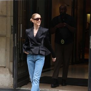 Céline Dion à son départ du Royal Monceau à Paris, France, le 3 septembre 2026. © Denis Guignebourg/Bestimage
